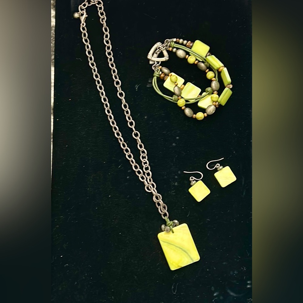 SILPADA Genuine Mother of Pearl Earrings Retired Vintage Green/Yellow - Picture 2 of 7